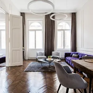  Apartment Opera With Free Parking, 2br2ba, Ac Hungary